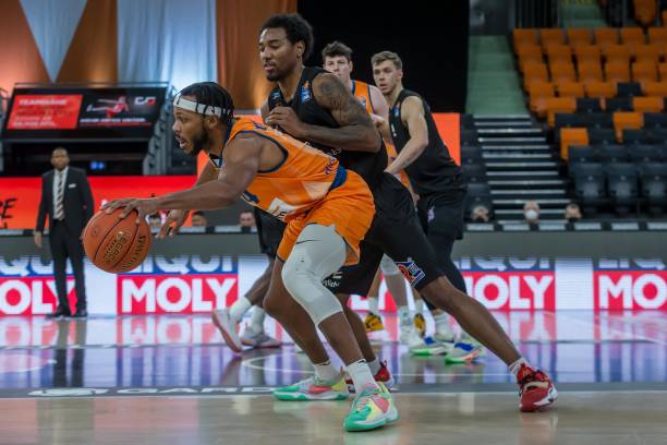 评论更是引 评论更是引